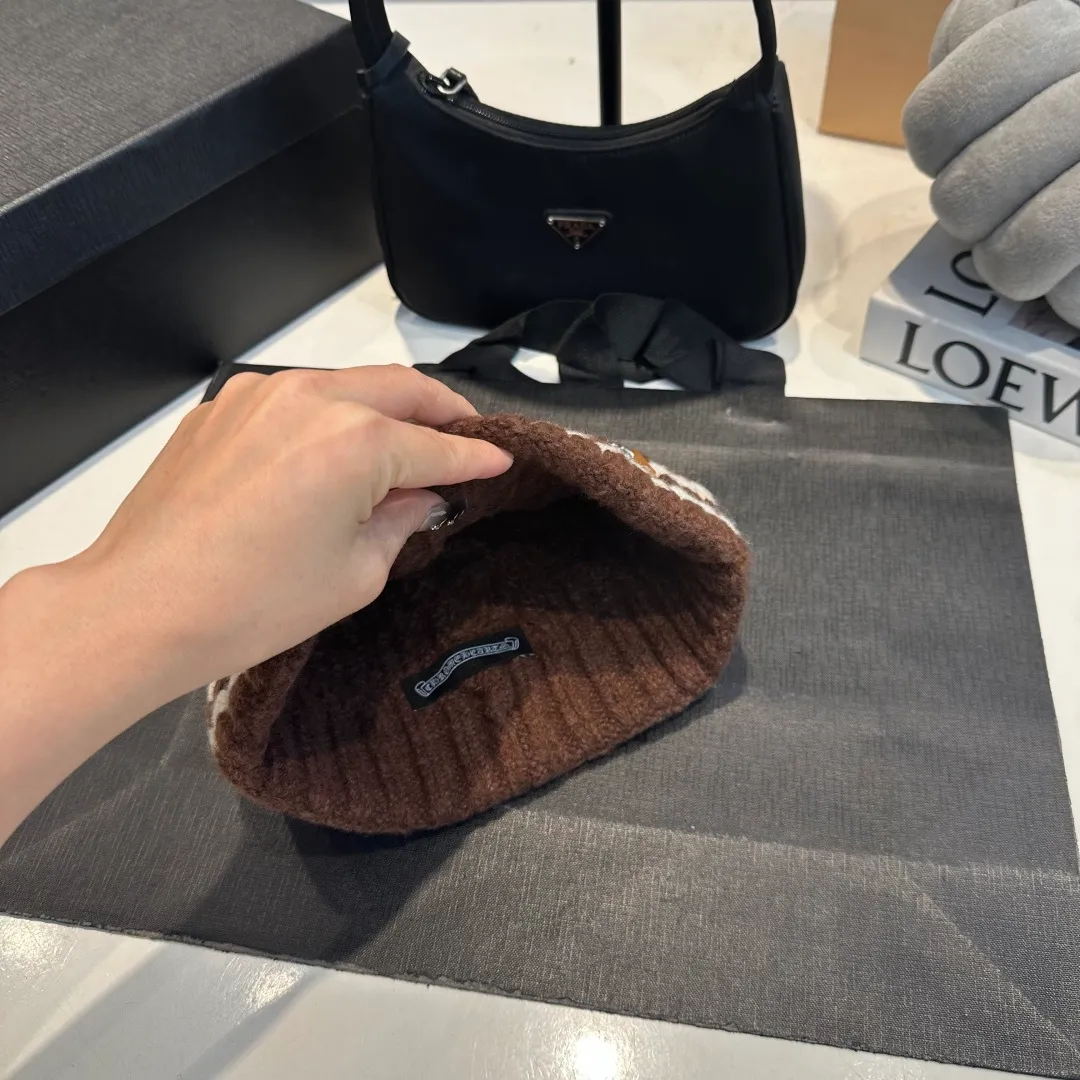 P60 Crow Heart Autumn and Winter Wool Knitted Beanie This must be the favorite of minimalism. It is clean, neat, fashionable and versatile, and will definitely not be picky about your face shape! A fashionable classic that lasts forever! Fashionable black and white can be purchased together!